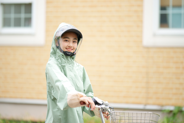 雨具を着た女性の画像