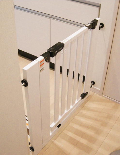 キッチンに置かれたベビーゲートの画像