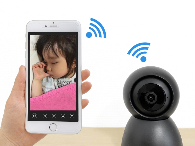 見守りカメラで赤ちゃんの昼寝を見守る画像