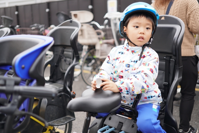 自転車にのる子どもの画像