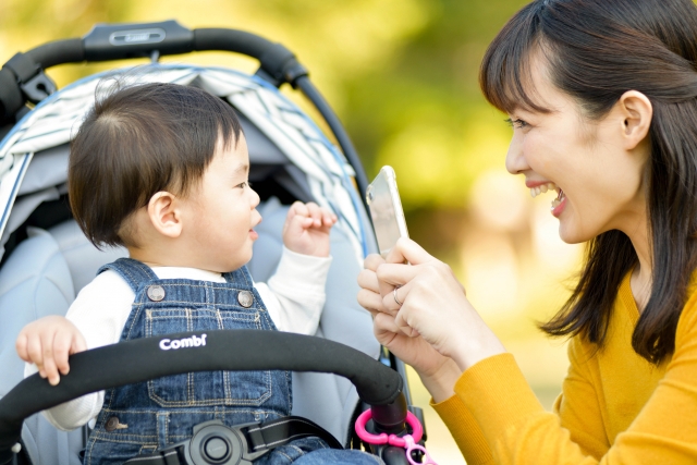 ベビーカーに乗る赤ちゃんの画像