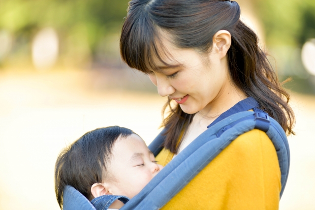 赤ちゃんを抱っこしている女性の画像