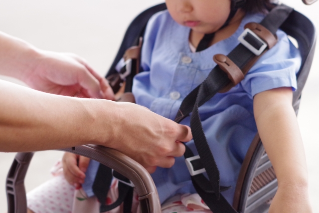 自転車に乗る子どもの画像