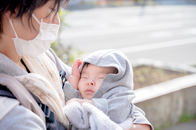 抱っこされている赤ちゃんの画像