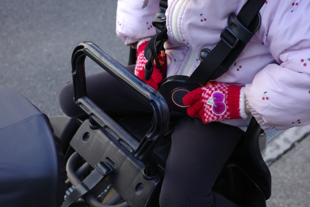 冬に自転車にのる子どもの画像